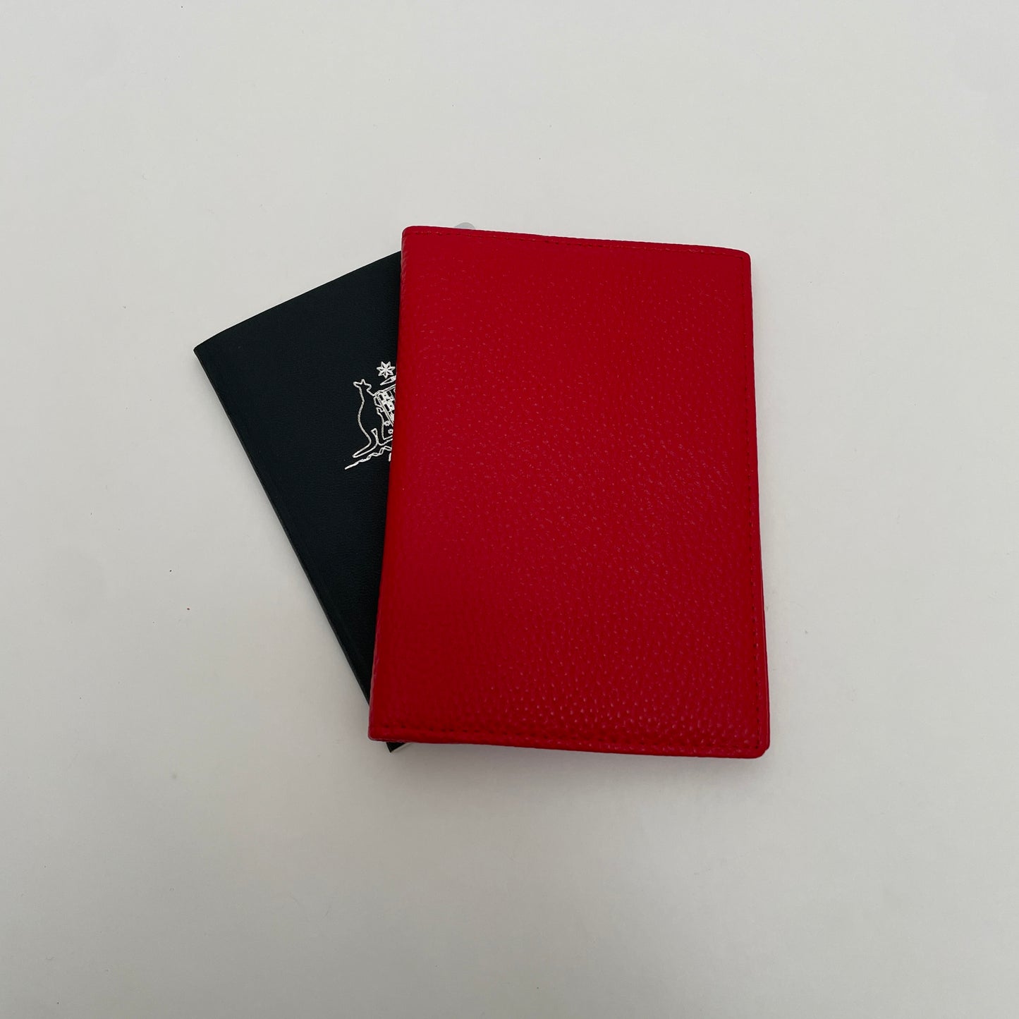 PROMENADE LEATHER PASSPORT HOLDER RED